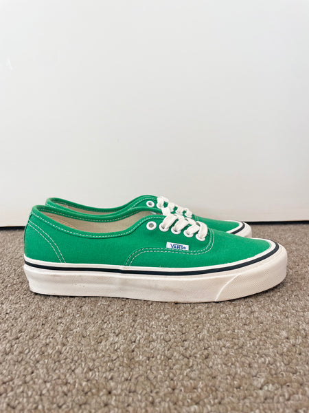 VANS Authentic Canvas Sneakers • Women US 8.5 / Men US 7 (EUR 39)